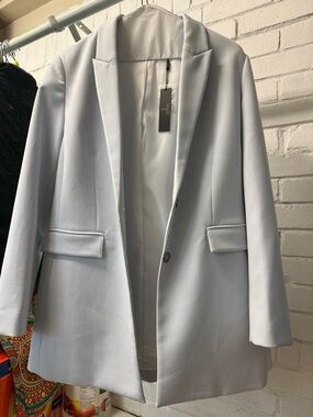Tahari Blue Blazer with Structured Shoulders and Classic Design
